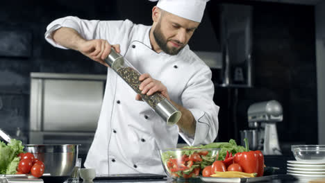 Chef-Salpimentando-Verduras-En-Cámara-Lenta.-Chef-Cocinando-Comida-Fresca-En-La-Cocina.