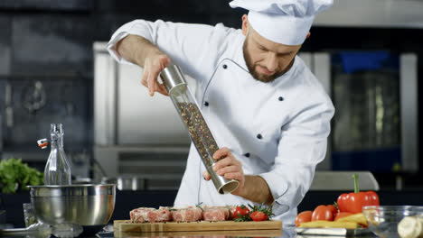 Männlicher-Koch-Kocht-Fleisch-In-Einer-Professionellen-Küche.-Porträt-Eines-Kochs,-Der-Steak-Kocht.