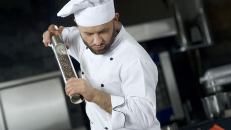 Retrato-Del-Chef-Cocinando-En-La-Cocina.-Primer-Plano,-Chef,-Pimienta,-Comida,-En-Cámara-Lenta