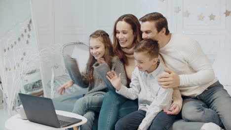 Glückliche-Eltern-Und-Kinder-Winken-Vor-Dem-Computerbildschirm-Mit-Den-Händen.