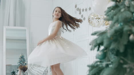 Schönes-Mädchen,-Das-Sich-Im-Weißen-Kleid-In-Der-Nähe-Des-Weihnachtsbaums-Dreht.