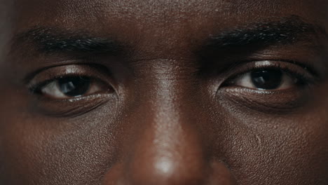 Extreme-Nahaufnahme-Eines-Afroamerikanischen-Mannes,-Der-In-Die-Kamera-Blickt.-Gesicht-Eines-Afrikanischen-Kerls
