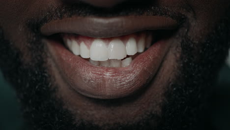 Extreme-Nahaufnahme-Eines-Bärtigen-Afrikaners,-Der-Mit-Weißen-Zähnen-In-Die-Kamera-Lächelt.