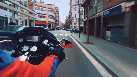 Hombre-Montando-Motocicleta-En-La-Vía-De-Tráfico-Urbano.-Vista-Trasera-Del-Mensajero-De-Entrega