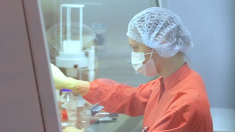 Woman-scientist-working-in-laboratory.-Pharmaceutical-industry