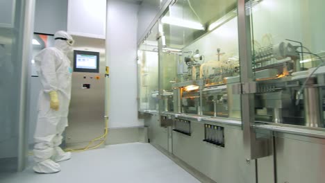 Factory-operator-control-automated-production-line.-Pharmaceutical-production