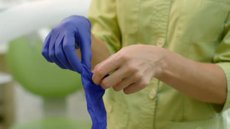 Hände-Einer-Ärztin,-Die-Sterile-Handschuhe-Anziehen.-Laborarbeiterhände