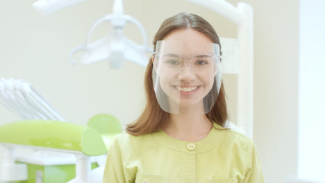 Glücklicher-Zahnarzt,-Der-In-Der-Zahnklinik-Eine-Schutzmaske-Anzieht.-Junger-Arzt