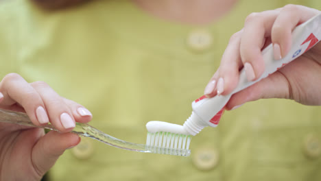 Nahaufnahme-Einer-Frau,-Die-Zahnpasta-Auf-Eine-Zahnbürste-Drückt.-Mundhygienekonzept