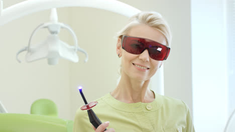 Retrato-De-Un-Estomatólogo-Sosteniendo-Una-Lámpara-De-Polimerización-Dental-Para-La-Cavidad-Bucal