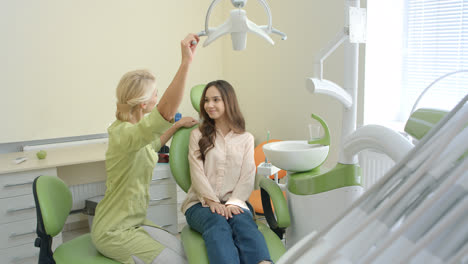 Dentista-Femenina-Preparando-Al-Paciente-Para-El-Examen.-Lugar-De-Trabajo-De-Estomatología