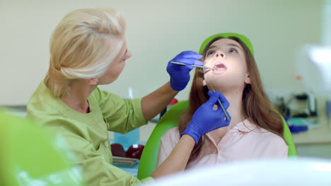 Zahnarzt-Untersucht-Patientenzähne-Mit-Zahnärztlichen-Instrumenten.-Arzt-Und-Patient