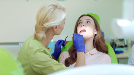 Regelmäßige-Zahnärztliche-Kontrolle-In-Der-Zahnarztpraxis.-Glückliche-Frau-Auf-Dem-Zahnarztstuhl