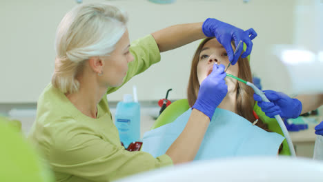 Dentista-Examinando-Los-Dientes-Del-Paciente-Con-Herramientas-Dentales.-Medico-Y-Paciente