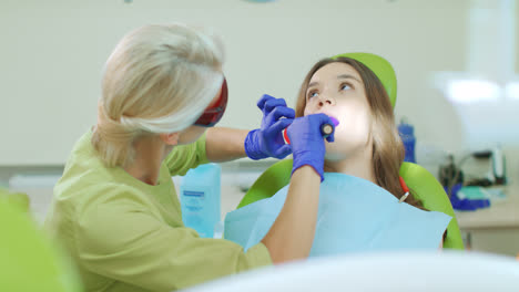 Stomatologe-Verwendet-Zahnhärtungslicht-Für-Die-Mundhöhle.-Weibliche-Zahnärztin