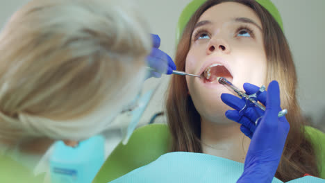 Zahnarzt-Führt-Eine-Anästhesieinjektion-In-Den-Zahn-Des-Patienten-Durch.-Patient-Im-Zahnarztstuhl