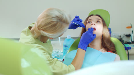 Arzt-Arbeitet-Mit-Patienten-In-Einer-Modernen-Zahnklinik.-Weibliche-Zahnärztin