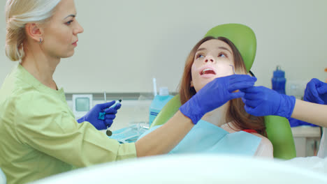 Tratamiento-Urgente-Del-Dolor-De-Muelas-En-El-Consultorio-Del-Dentista.-Dentista-Tratando-El-Diente-Enfermo