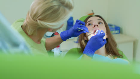 Zahnarzt-Steckt-Wattestäbchen-In-Den-Offenen-Mund-Des-Patienten.-Zahnbehandlungsprozess