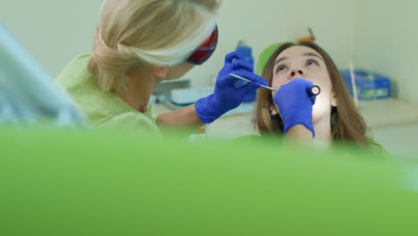 Zahnarzt-Arbeitet-Mit-Zahnhärtungslicht-In-Der-Mundhöhle.-Hohe-Technologie