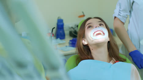 Patientin-Beim-Zahnaufhellungsverfahren-In-Der-Zahnklinik.-Kosmetische-Zahnmedizin