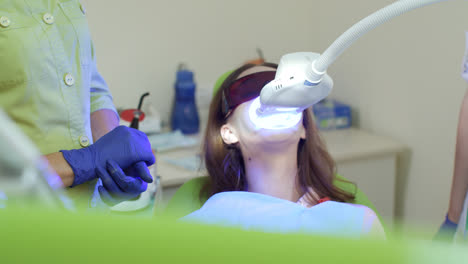 Blanqueamiento-Dental-Con-Lámpara-Ultravioleta.-Paciente-En-Procedimiento-De-Blanqueamiento-Dental.