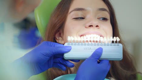 Arzt-Untersucht-Den-Weißgrad-Der-Zähne-Des-Patienten.-Nahaufnahme-Des-Zahnarztes,-Der-Die-Farbe-Auswählt