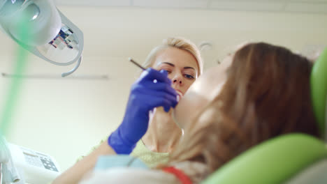 Dentalhygienikerin-Untersucht-Die-Zähne-Des-Patienten.-Stomatologie-Professional-Arbeit