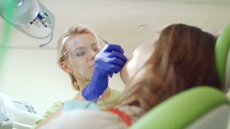 Especialista-En-Estomatología-Que-Trabaja-Con-El-Paciente-En-El-Consultorio-Del-Dentista.-Tratamiento-Dental
