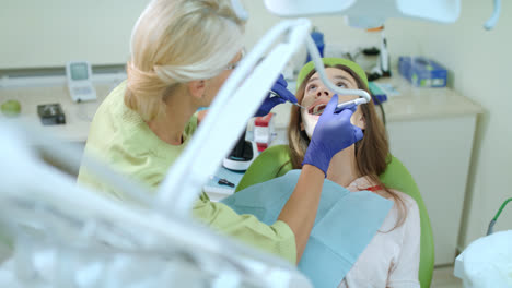 Zahnarzt-Bohrt-Zahn-Einer-Frau.-Arzt-Arbeitet-Mit-Patienten-In-Der-Zahnklinik