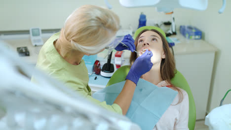 Zahnarzt-In-Medizinischen-Handschuhen-Untersucht-Die-Zähne-Des-Patienten.-Zahnheilende-Patientin