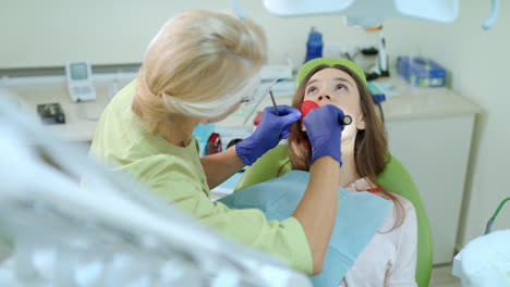 Zahnbehandlungsprozess-Mit-Zahnärztlichem-Polymerisationslicht.-Zahnarzt-Arbeitet-Mit-Patienten