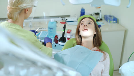 Zahnärztin-Nimmt-Tampon-Aus-Dem-Mund-Des-Patienten.-Behandlungsprozess-Von-Zahnschmerzen