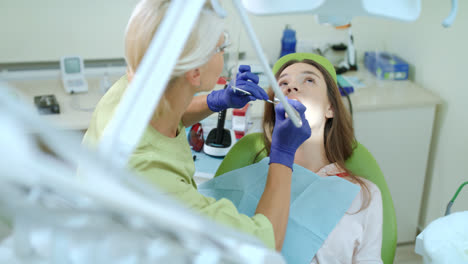 Dentista-Perforando-Diente-Enfermo-De-Paciente-Mujer.-Estomatólogo-Usando-Taladro-Dental