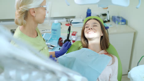 Mujer-En-Chequeo-Dental-Regular-En-El-Consultorio-Del-Dentista.-Niña-Feliz-En-El-Sillón-Dental