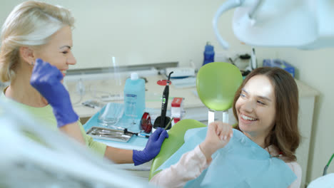 Paciente-Femenina-En-Revisión-Periódica-Del-Dentista-En-La-Clínica.-Paciente-Con-Medico