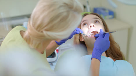 Zahnbehandlung-In-Der-Zahnklinik.-Zahnarzt-Verwendet-Zahnärztliche-Instrumente,-Um-Kranken-Zahn-Zu-Behandeln