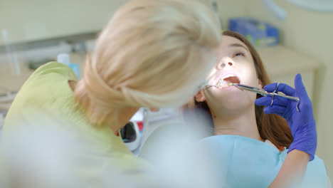 Dentista-Usando-Espejo-Bucal-Y-Jeringa-Medicinal-En-El-Trabajo.-Inyección-Anestésica