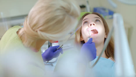 Paciente-Con-Dolor-De-Muelas-Sentado-En-La-Silla-Del-Dentista.-Dentista-Trabajando-Con-Chica