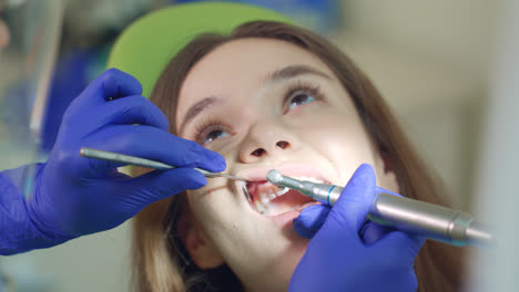 Patientin-Beim-Zahnreinigungsverfahren.-Zahnarzthände-Arbeiten