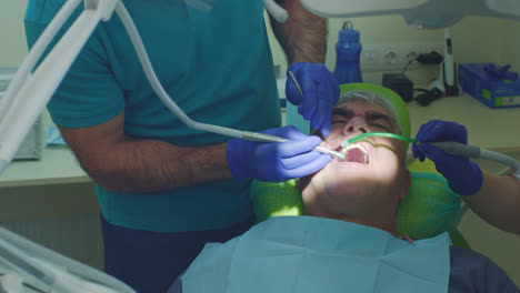 Behandlung-Von-Zahnkaries.-Nahaufnahme-Eines-Leitenden-Zahnarztes-Mit-Einem-Assistenten,-Der-Zähne-Bohrt