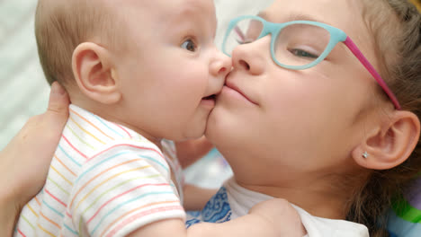 Glückliche-Schwester,-Die-Kleinen-Bruder-Küsst.-Nahaufnahme-Eines-Mädchens,-Das-Einen-Süßen-Kleinen-Jungen-Küsst