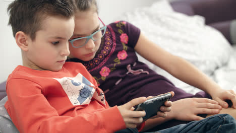Vorschulkinder-Spielen-Spiele-Auf-Dem-Smartphone.-Kinder-Spielen-Handy