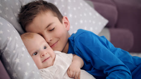 Siblings-sleeping-together.-Boy-touching-adorable-child.-Lovely-tenderness