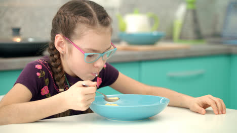 Mädchen-Isst-Cornflakes-In-Der-Küche.-Porträt-Eines-Kindes,-Das-Sich-Gesund-Ernährt