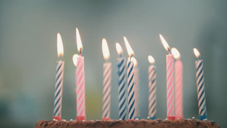 Brennende-Kerzen-Im-Geburtstagskuchen.-Süßes-Dessert-Für-Party.-Geburtstagskerzen