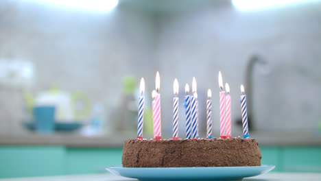 Geburtstagstorte-Mit-Kerzenflamme-In-Der-Küche.-Geburtstagsdessert-Mit-Kerzen