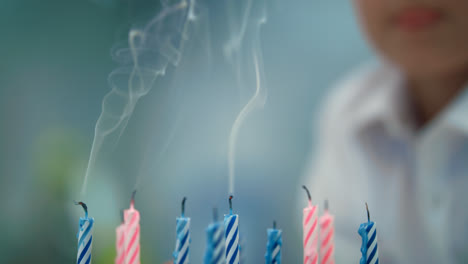 Las-Velas-De-Cumpleaños-Fuman-Subiendo-En-Cámara-Lenta.-Fin-De-La-Fiesta-De-Feliz-Cumpleaños