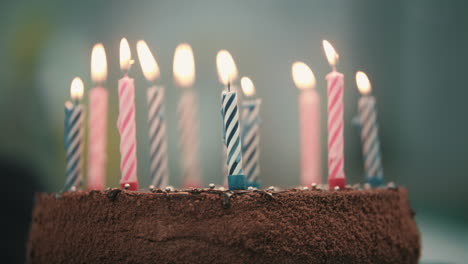 Blasen-Von-Kerzen-Auf-Geburtstagstorte-In-Zeitlupe.-Alles-Gute-Zum-Geburtstag-Konzept