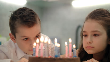 Siblings-birthday-cake.-Boy-and-girl-celebration-birthday-together
